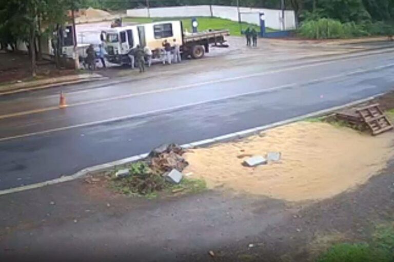 Marinha afasta oficiais que fizeram pessoas abordadas a baixar as calças em Santa Helena