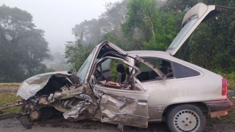 Motorista embriagado invade pista contrária e bate de frente com outro veículo na BR-277