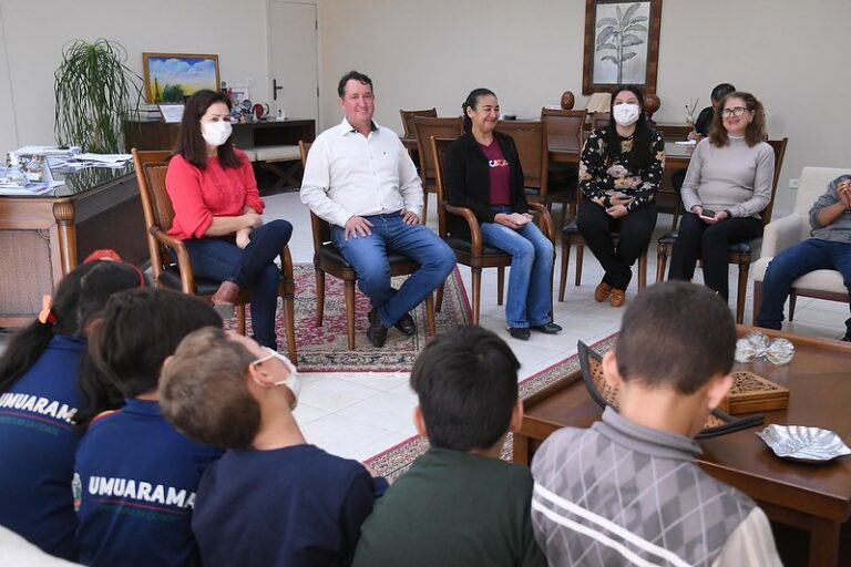 Alunos do distrito de Roberto Silveira participam de entrevista com o prefeito Hermes Pimentel