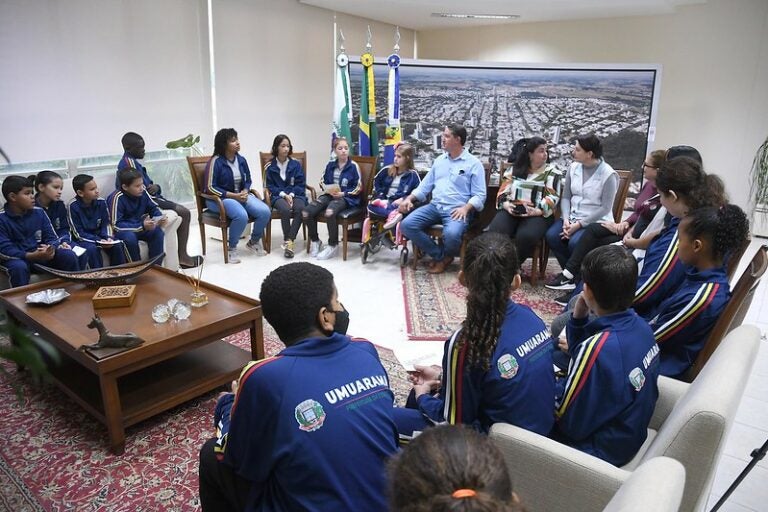 Pimentel recebe alunos e fala sobre os planos para o Conjunto Sonho Meu