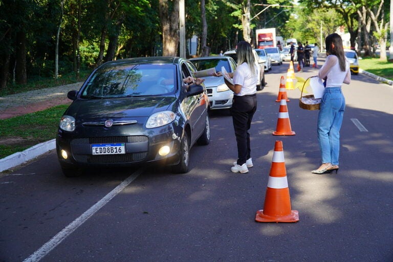 Blitz orienta motoristas de Umuarama a não comprarem doces de crianças em semáforos