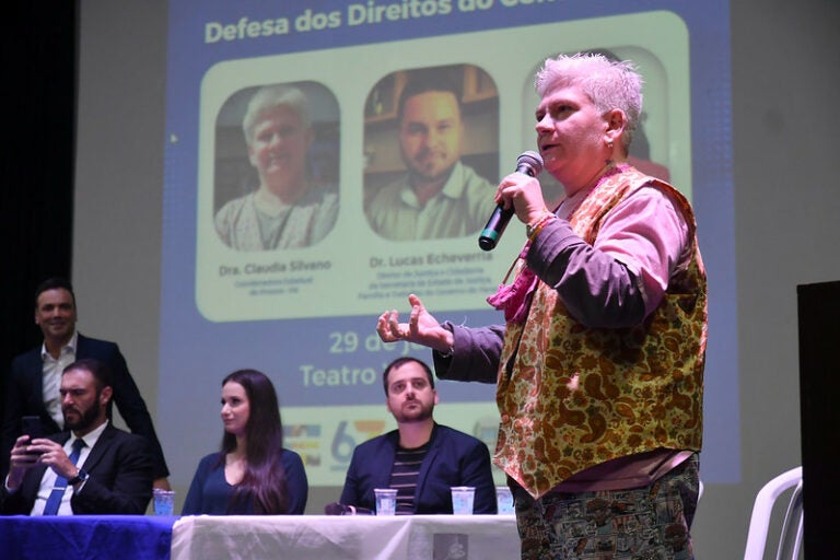 Diretora do Procon Paraná, Claudia Silvano encanta acadêmicos em aula magna em Umuarama