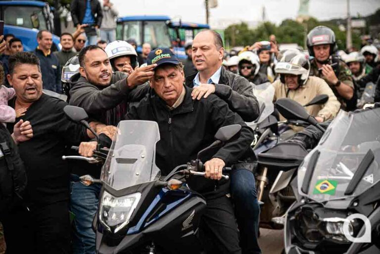 Bolsonaro participa de motociata em Umuarama