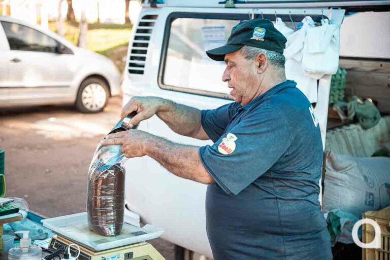 Café moído na hora tem clientes fiéis na feira do produtor de Umuarama