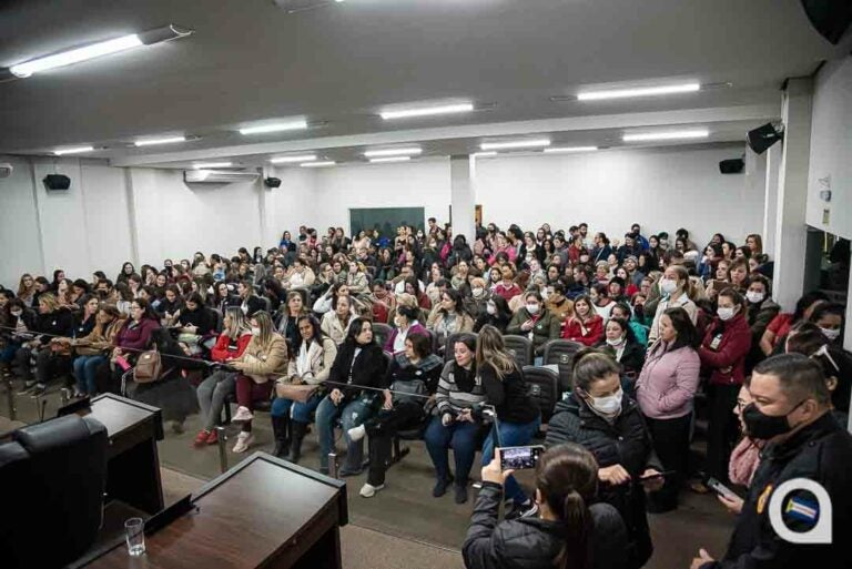 Vereadores aprovam retirada de projeto que afetaria plano de carreira dos professores da pauta