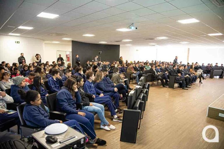 Jovens da rede estadual assistem à palestra sobre segurança nas urnas e combate à desinformação
