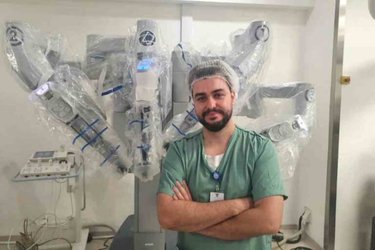 Urologista da Uopeccan de Umuarama se especializa em cirurgia robótica