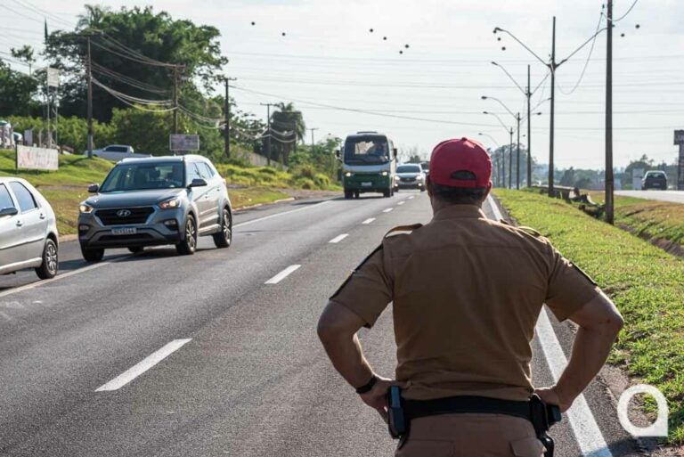 Condutor de moto fica ferido ao bater em tubo de concreto