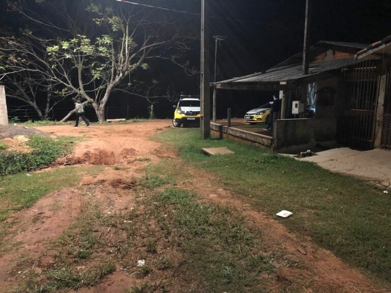 Homem suspeito de roubo de caminhonetes morre ao resistir à prisão em Lovat