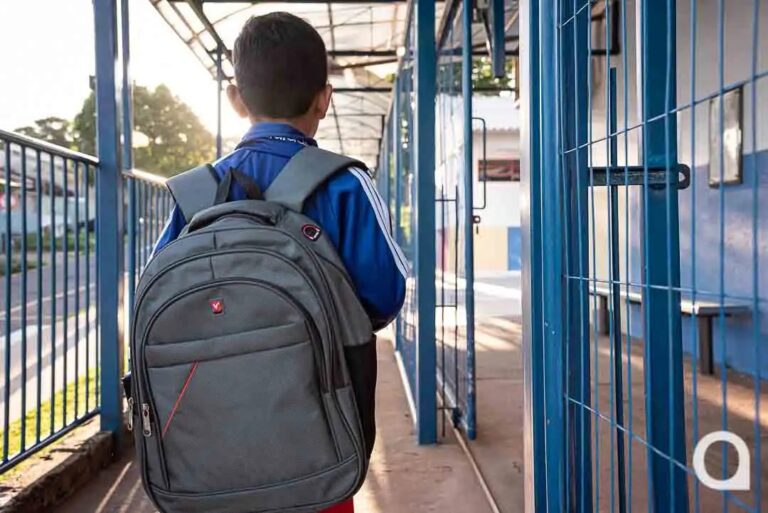Pais de alunos da rede municipal reclamam da falta de uniformes de inverno para as crianças