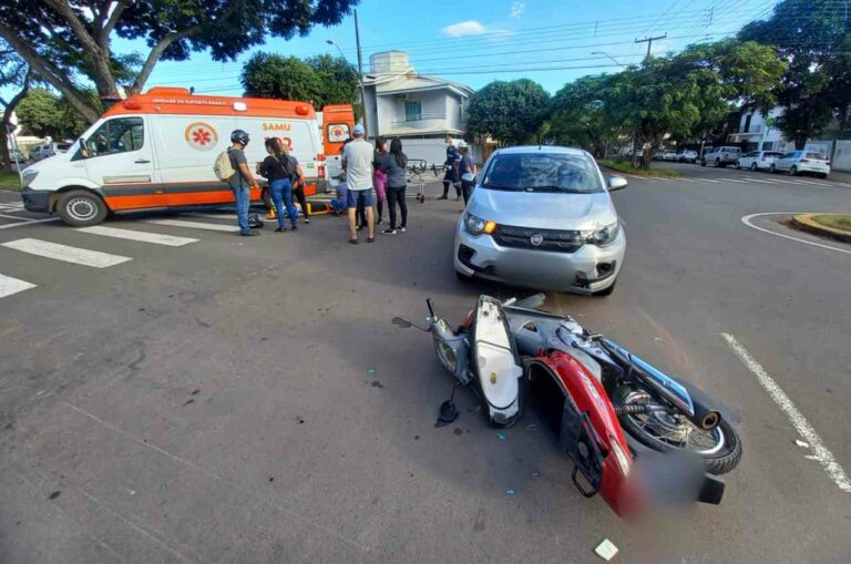 Samu atende motociclista ferida após colisão entre carro e moto, em Umuarama