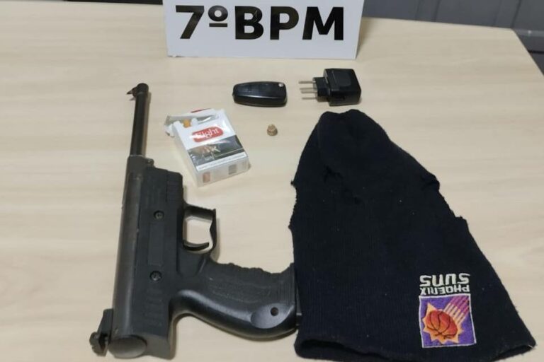 Após perseguição, suspeitos abandonam arma e veículo e fogem a pé em avenida de Mariluz