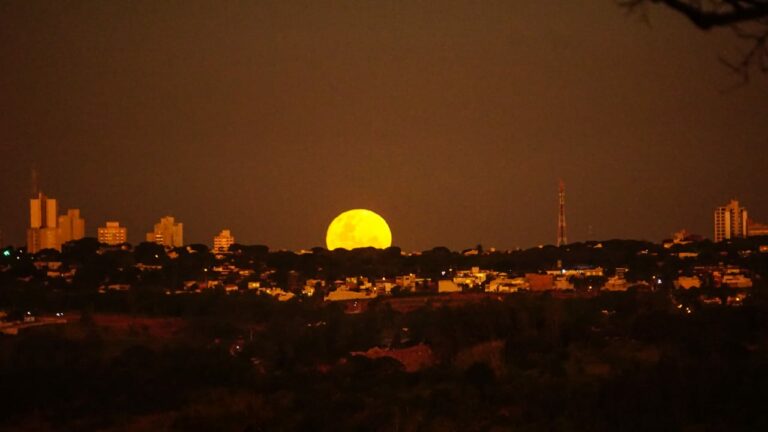 Umuarama se rende ao esplendor da superlua na noite desta terça-feira, 14 de junho