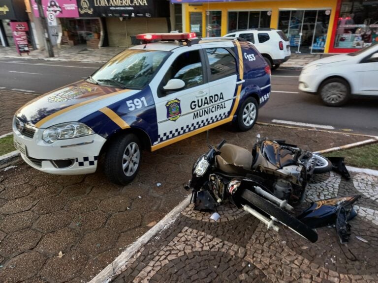 Motociclista fica ferido ao bater contra módulo policial no centro de Umuarama