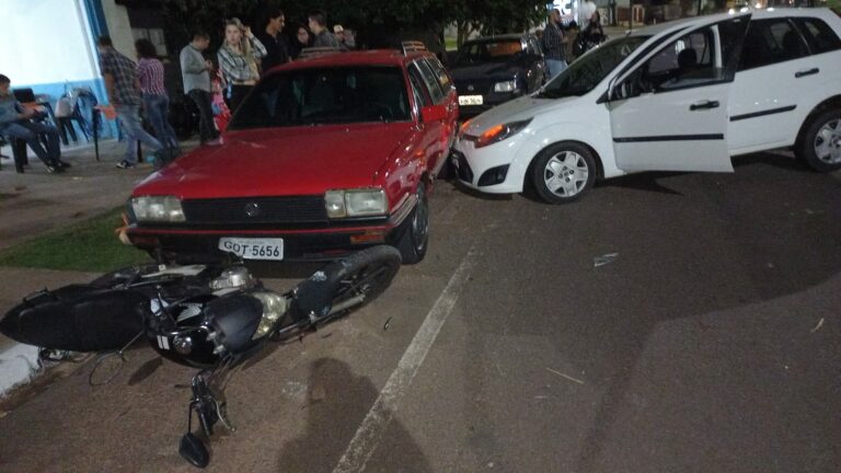 Motorista bate em veículos estacionados e por um triz não atinge dezenas de pessoas em calçada
