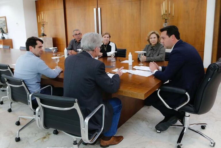 Em reunião com a prefeita Helena, Ratinho Junior garante asfalto do bairro Cafeeiros