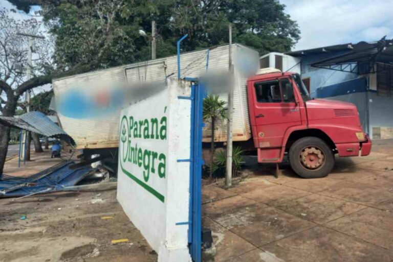 Caminhão desgovernado derruba portão e cobertura de acesso ao Colégio Hilda Kamal