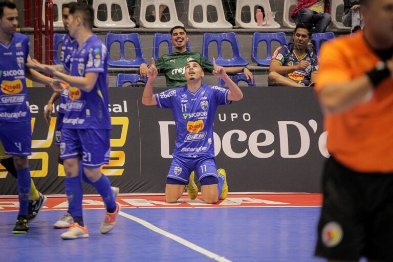 Umuarama Futsal vence em casa e agora encara o Foz Cataratas pela série ouro do paranaense