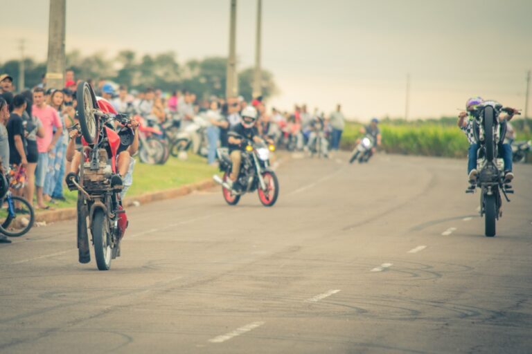 Cerca de 2 mil pessoas participam de evento com show de manobras de moto em Umuarama