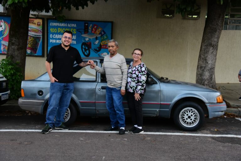 Jovem devolve carro que ganhou em rifa a paciente que faz hemodiálise