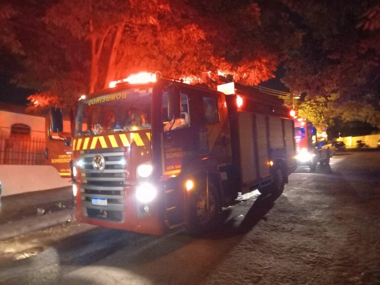 (Vídeo) Vela provoca chamas em residência e mobiliza bombeiros no Jardim Paraíso