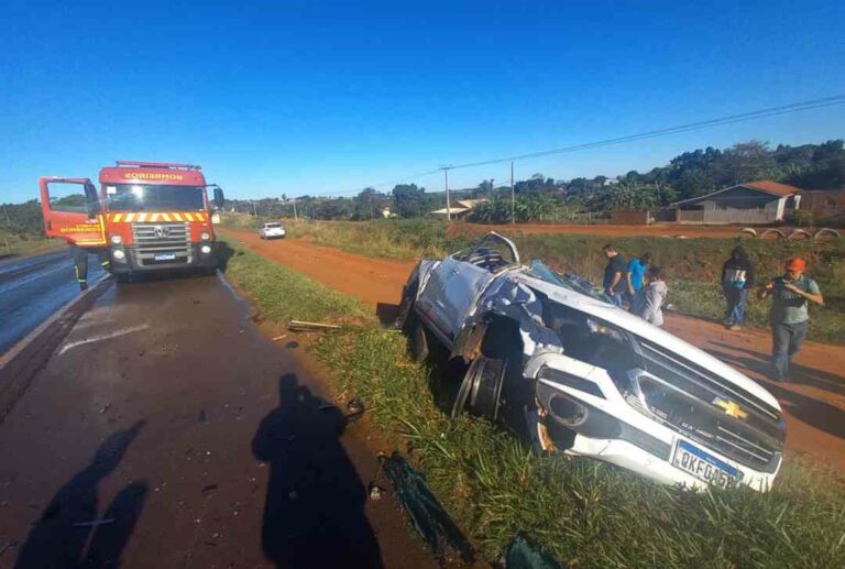 Duas pessoas ficam feridas após colisão seguida de capotamento na PR-323, em Cruzeiro do Oeste
