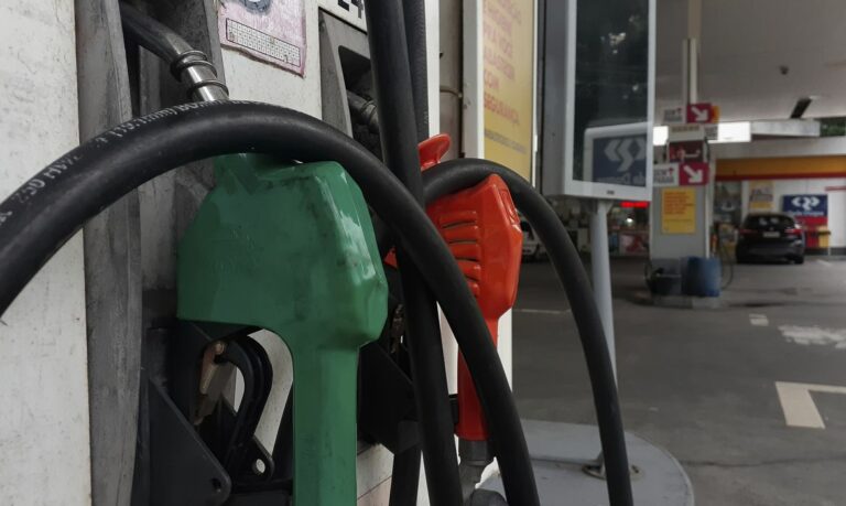 Pode xingar. Gasolina e diesel voltam a subir neste sábado, informa a Petrobras