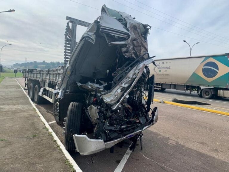 Choque entre caminhões carregados com frutas deixa 3 mortos no Paraná