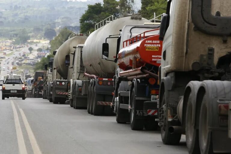 Associação de caminhoneiros cobra governo e ameaça greve após reajuste do diesel