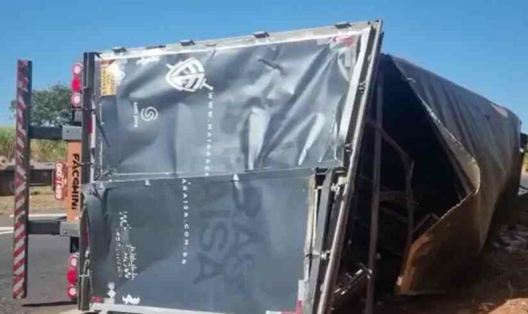 Carreta com equipamentos de Maiara e Maraisa tomba em rodovia paulista