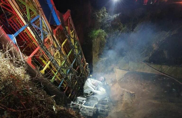 Carreta Furacão cai em barranco de 15 metros e duas pessoas morrem carbonizadas