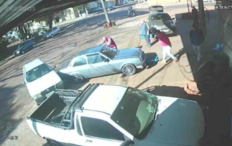 Vídeo: Condutor troca pneu em borracharia e na fuga quase atropela pessoas