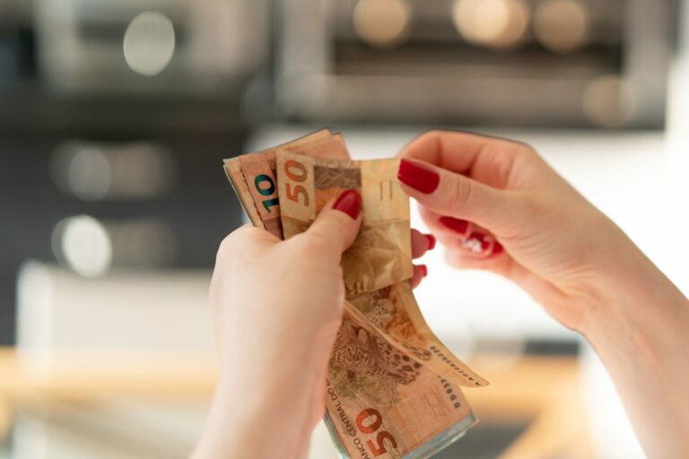 Trabalhadores nascidos em dezembro podem sacar ate R$ 1 mil da conta do FGTS