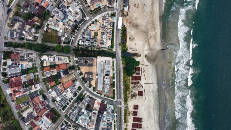 Obra emblemática, começa a dragagem de areia que ampliará a faixa de areia em Matinhos