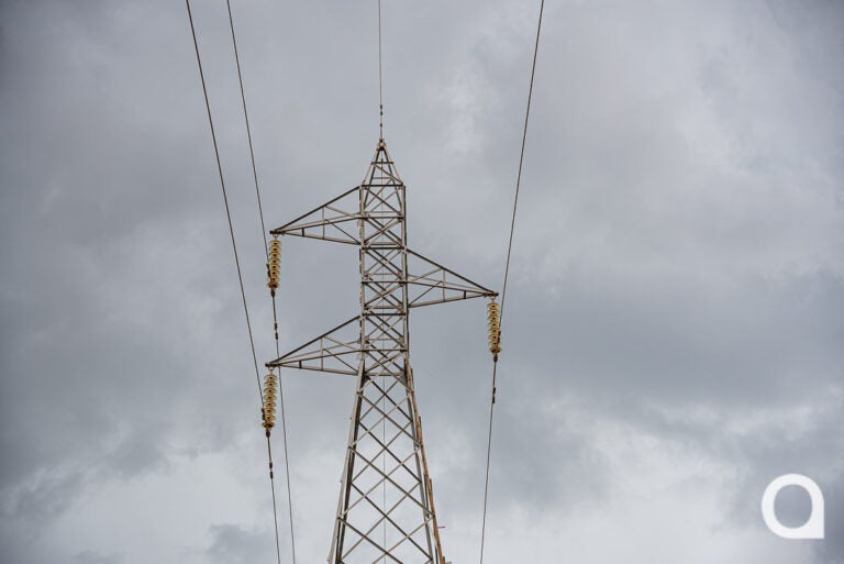Linha de transmissão que passa por Umuarama será energizada e moradores devem adotar cuidados