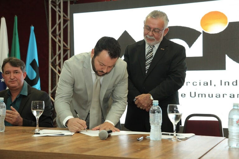 Em noite festiva, Miguel Romero toma posse como o 23º presidente da história da Aciu
