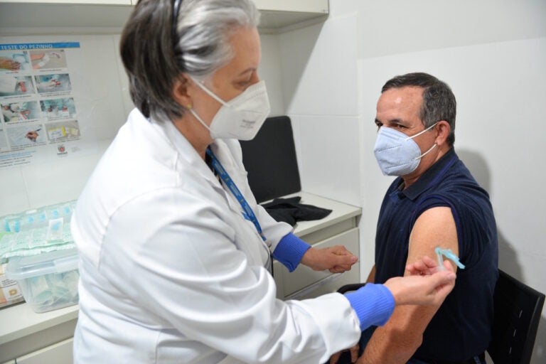 Paraná vai aplicar 4ª dose da vacina contra a Covid nas pessoas a partir de 50 anos