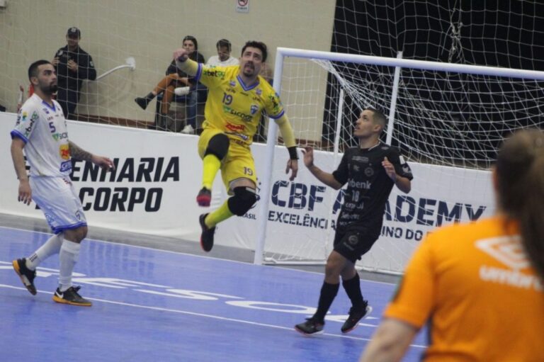 Umuarama e Tubarão empatam em 4 a 4 pela Liga Nacional de Futsal
