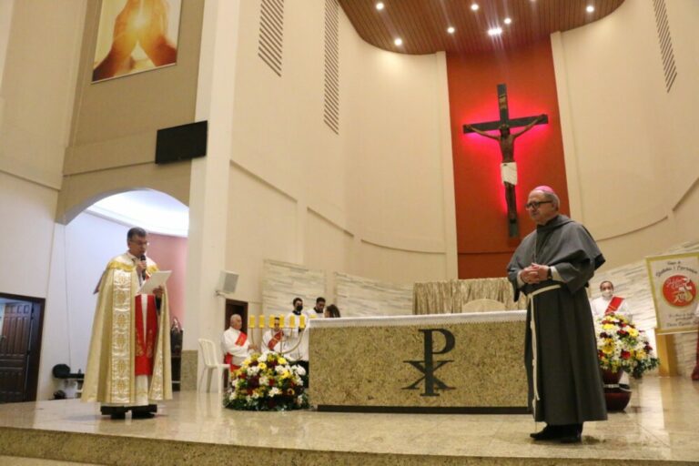 Dom João Mamede acendeu a Vela Jubilar da Paróquia São Francisco de Assis