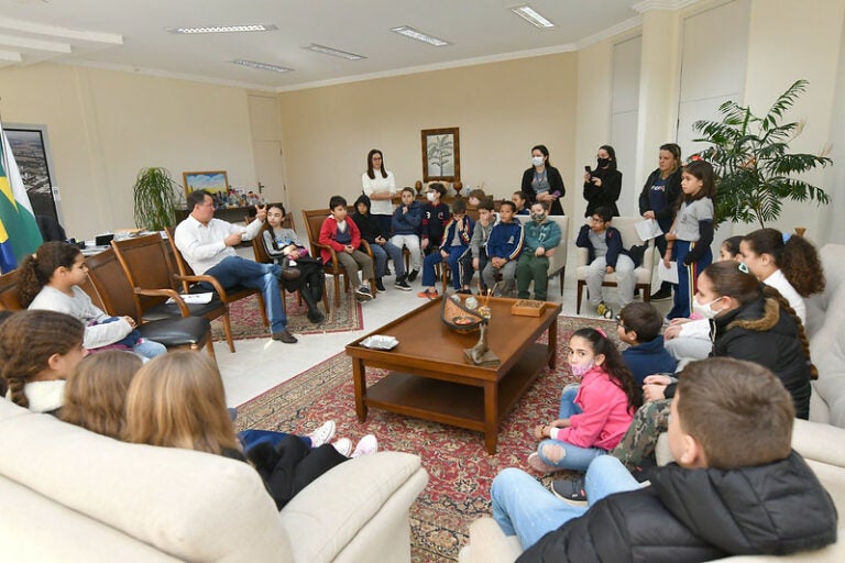 Alunos da Escola Jardim União visitam a Prefeitura e são recebidos pelo prefeito Pimentel