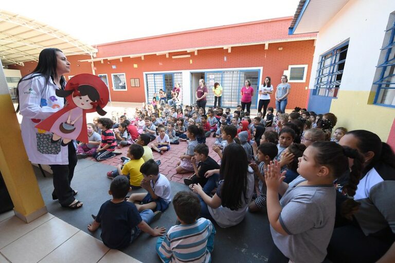 Apresentação com a Chapeuzinho Vermelho ajuda a mobilizar as crianças contra a dengue