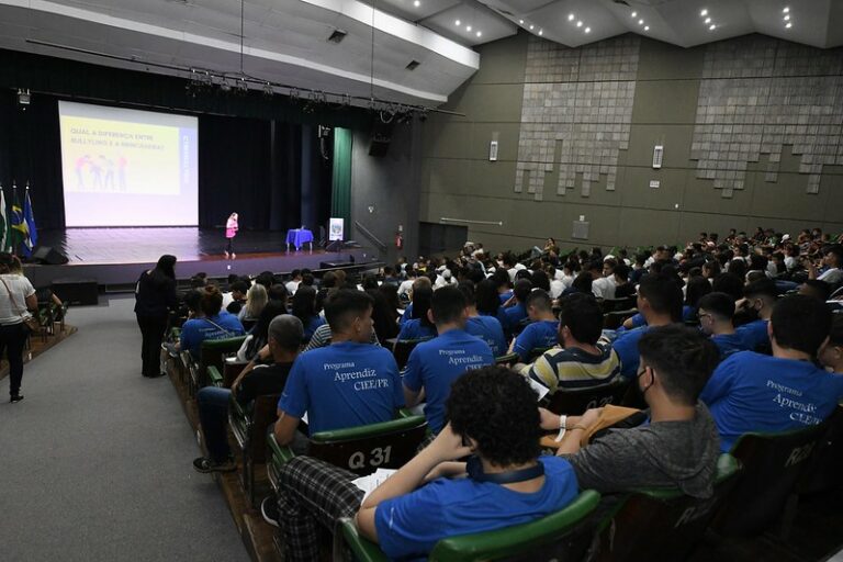Cyberbullying: Durante palestra, dezenas de jovens admitiram ter sido vítimas de assédio virtual