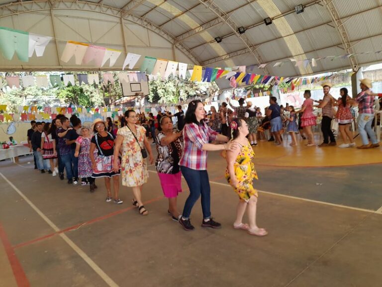 Arraial no Centro da Juventude de Umuarama reúne jovens, adultos e idosos