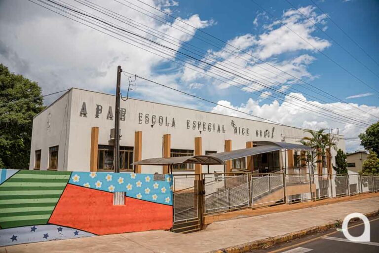 Outlet de peças jeans da Apae Umuarama termina nesta quarta-feira