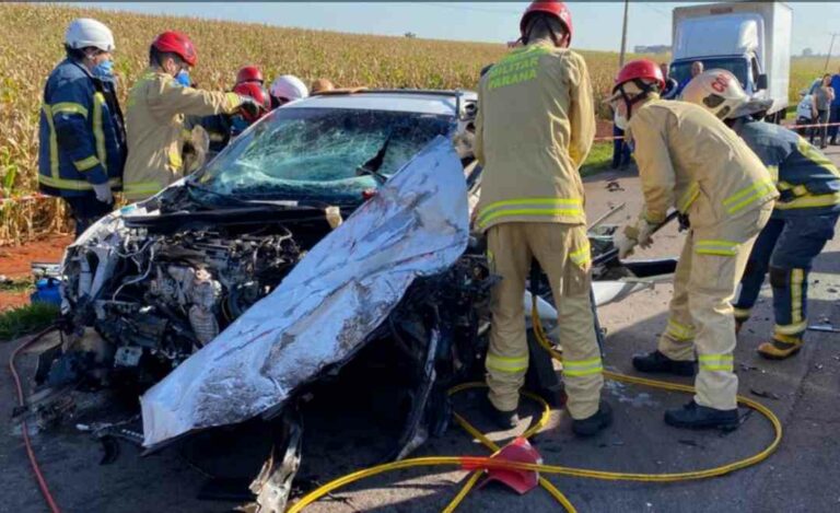 Condutor fica gravemente ferido após colisão entre carro e caminhão neste sábado