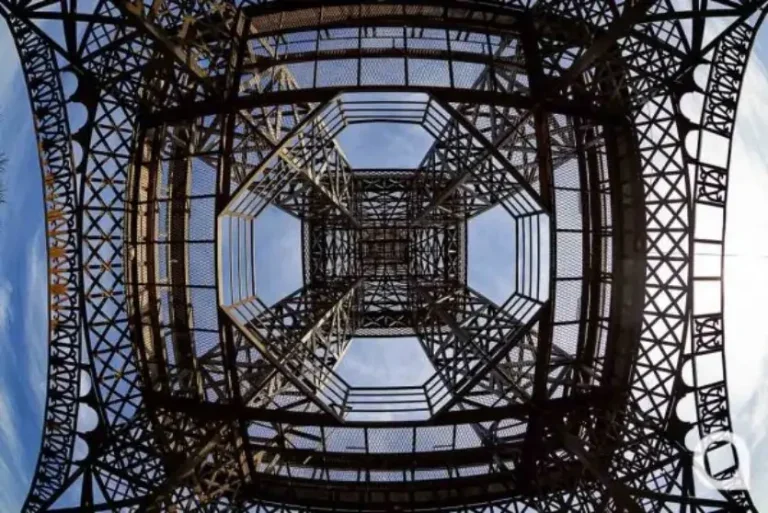 Foto tirada de baixo para cima da Torre Eiffel de Umuarama.