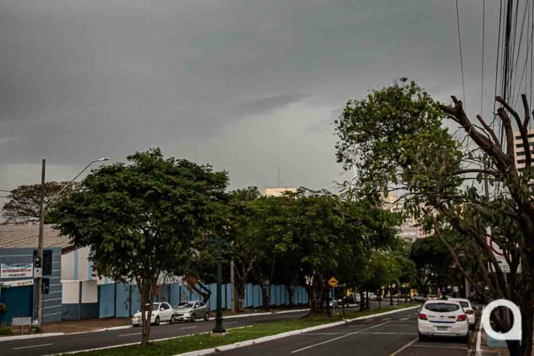 Tempo fecha em Umuarama e Simepar alerta para chuvas nesta segunda-feira
