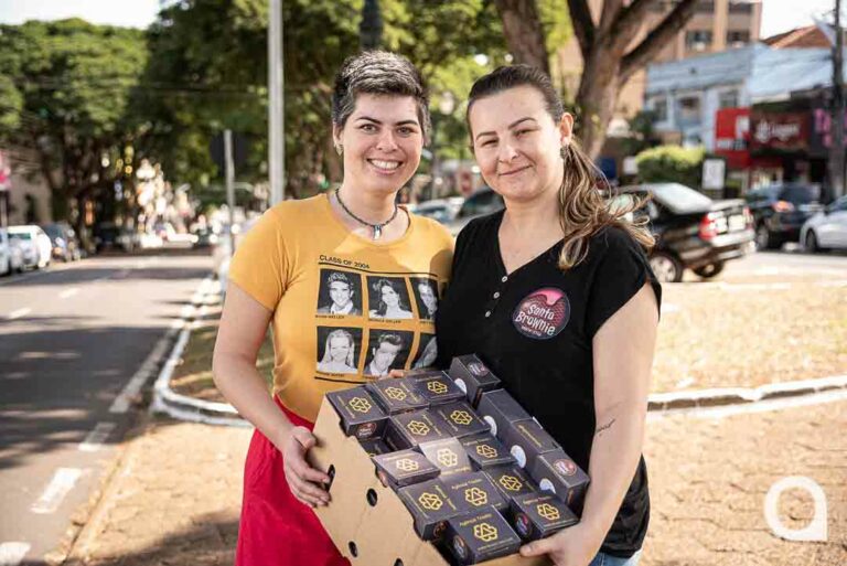 Ação ‘Troque um sorriso por um presente’ torna o Dia da Amizade mais doce em Umuarama