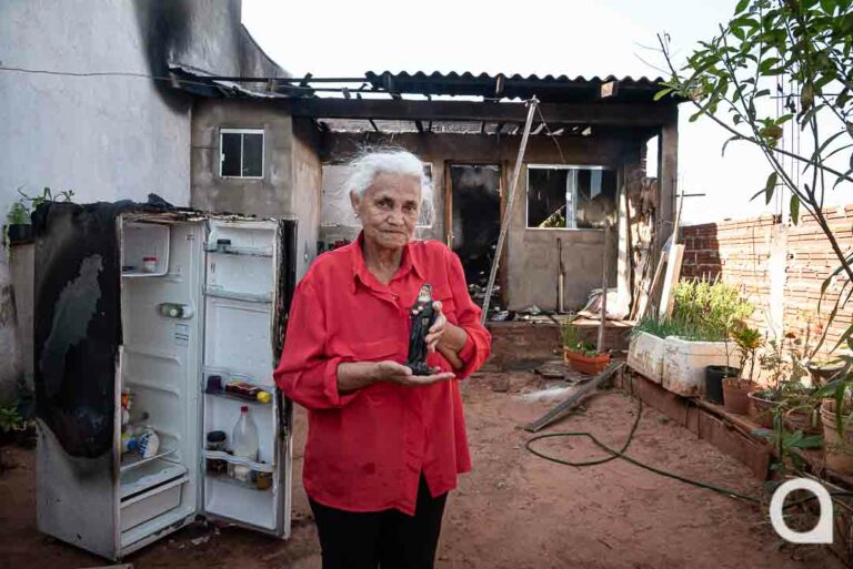 Imagem de Santa Rita permanece intacta após incêndio que destruiu casa em Umuarama