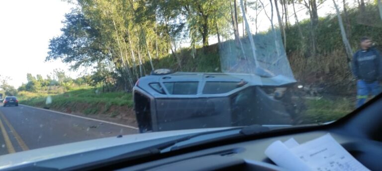Motorista capota Gol na volta do Distrito de Serra dos Dourados em Umuarama